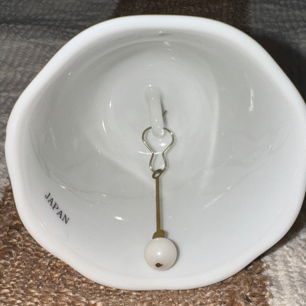 Fine Porcelain Christmas Festive White Dinner Bell With Holly Design Made Japan - Picture 4 of 4